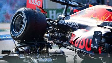 Mercedes&#039; British driver Lewis Hamilton (L) and Red Bull&#039;s Dutch driver Max Verstappen collide during the Italian Formula One Grand Prix at the Autodromo Nazionale circuit in Monza, on September 12, 2021. (Photo by ANDREJ ISAKOVIC / AFP)