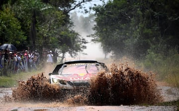 Carlos Sainz se ve obligado a abandonar el Rally Dakar en la cuarta etapa tras salirse en una curva y caer por un barranco con su Peugeot. 