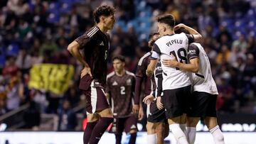 MEX1974. PUEBLA (MÉXICO), 12/10/2024.- José Luis García (c) y Daniel Gómez (d) del Valencia FC celebran un gol ante México durante un juego amistoso este sábado, celebrado en el estadio Cuauhtémoc de la ciudad de Puebla (México). EFE/Hilda Ríos