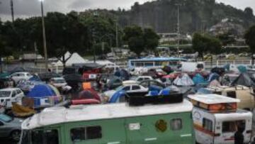 Miles de argentinos se han instalado en el Samb&oacute;dromo y se esperan muchos m&aacute;s .
 