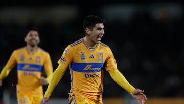 MEX4178. CIUDAD DE MÉXICO (MÉXICO), 07/12/2023.- Jesús Angulo de Tigres celebra un gol anotado a Pumas, durante un juego de ida por las semifinales del torneo Apertura 2023 de la Liga MX hoy, en el estadio Olímpico Universitario de Ciudad de México. (México). EFE/Isaac Esquivel
