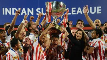 Atletico de Kolkata players celebrate with the trophy, presented by Indian Super League (ISL) director Nita Ambani (3rd R)