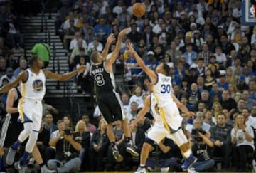 En una noche en la que se homenajeó a Craig Sager, el mítico periodista que lucha contra un cáncer, los Spurs arrasaron liderados por Kawhi y LaMarcus Aldridge y arruinaron el estreno de Kevin Durant con los Warriors.