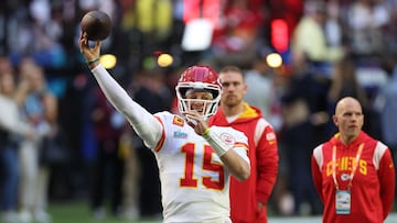 GLENDALE, ARIZONA - FEBRUARY 12: Patrick Mahomes #15 of the Kansas City Chiefs warms up before playing against the Philadelphia Eagles in Super Bowl LVII at State Farm Stadium on February 12, 2023 in Glendale, Arizona. Ezra Shaw/Getty Images/AFP (Photo by EZRA SHAW / GETTY IMAGES NORTH AMERICA / Getty Images via AFP)
