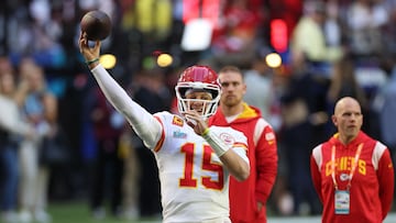 GLENDALE, ARIZONA - FEBRUARY 12: Patrick Mahomes #15 of the Kansas City Chiefs warms up before playing against the Philadelphia Eagles in Super Bowl LVII at State Farm Stadium on February 12, 2023 in Glendale, Arizona.   Ezra Shaw/Getty Images/AFP (Photo by EZRA SHAW / GETTY IMAGES NORTH AMERICA / Getty Images via AFP)