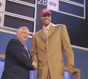 A Chandler le eligieron los Clippers (número 2 en 2001), que lo enviaron a Chicago Bulls junot a Brian Skinner a cambio de Elton Brand.