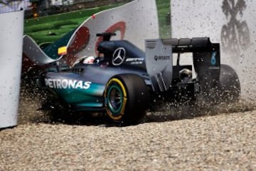 Hamilton perdió el control de su Mercedes, al parecer por un problema de frenos, en la zona del estadio del circuito de Baden-Württemberg, estrellándose contra los neumáticos de protección.