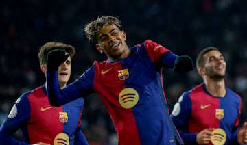 Lamine Yamal celebrando su gol, el quinto para el Barcelona.