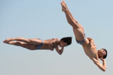 Los saltadores de Corea del Sur, Kim Yeongnam y Woo Haram desde el trampolín de los 3 metros.