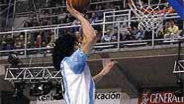 <b>A LO MARADONA.</B> Los alardes imaginativos de Herrmann provocaron el delirio en el público. Parecía que sus innovadores mates (primero con dos balones, luego a lo Maradona y en la final con un desnudo previo al enceste) le llevarían al triunfo, pero la calidad de salto de Jerod Ward cambiaron el pronóstico.