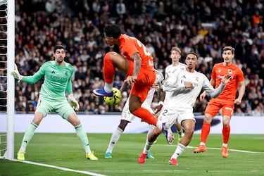 Y del escondite... salió el inglés