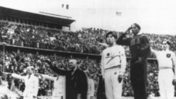 Jesse Owens en 1936 en lo más alto del podio de los Juegos de Berlín en pleno régimen hitleriano.