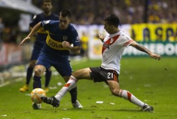 BAS216. BUENOS AIRES (ARGENTINA), 14/05/2015.- Cristian Pavón (i) de Boca Juniors disputa el balón con Leonel Vangioni de River Plate hoy, jueves 14 de mayo de 2015, durante un partido por los octavos de final de la Copa Libertadores, en el estado de Boca Juniors en Buenos Aires (Argentina). EFE/Iván Fernández