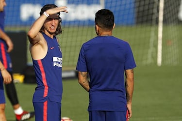 Atlético slap PSG-deterrent €30m price tag on Filipe Luís