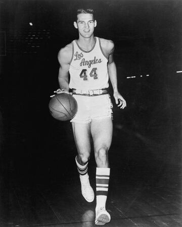 El logo de la NBA logró su máxima anotación el 17 de enero de 1962, más de una década antes de proclamarse por fin campeón en 1972, tras estrellarse mil veces contra los Celtics de Bill Russell. Con sus Lakers y contra los Knicks (victoria por 129-121) acabó ocn 63 puntos gracias a un 22/36 en tiros y un 19/22 en tiros libres. West es un icono de los Lakers, su único equipo en la NBA (1960-1974) y el que lideró en anotación hasta que fue superado por Kobe Bryant. El único jugador que ha sido MVP de unas Finales sin ganar el anillo (en 1969: promedió 37,9 puntos, 7,4 asistencias y 4,7 rebotes), su carrera quedó marcada por las derrotas en Finales ante los Celtics (nadie más que él: ocho en nueve totales jugadas), a los que llegó a detestar de forma enfermiza.
