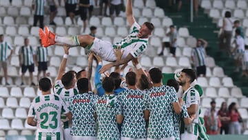 Casas, manteado por sus compañeros