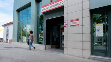 Una persona sale de la oficina del SEPE de Méndez Álvaro, a 27 de abril de 2023, en Madrid (España). El paro subió en 103.800 personas entre enero y marzo, lo que supone un 3,4% más que en el trimestre anterior, mientras que la ocupación se redujo en 11.100 puestos de trabajo (-0,05%), su menor descenso en un primer trimestre desde 2007, ha informado este jueves el Instituto Nacional de Estadística (INE). Al finalizar marzo, el número total de parados se situó en 3.127.800 personas y el de ocupados, en 20.452.800 personas.
27 ABRIL 2023;MADRID;SEPE
Alberto Ortega / Europa Press
27/04/2023