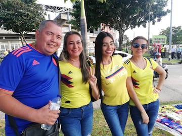 Los aficionados acuden al estadio Hernán Ramírez Villegas para el partido de Colombia frente a Venezuela por la cuarta fecha del Torneo Preolímpico.