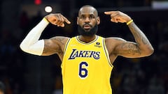 LeBron James, alero de Los Angeles Lakers, realiza un gesto tras una canasta contra Cleveland Cavaliers.