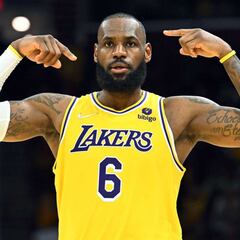 LeBron James contra el tiempo: 38 puntos y triple-doble