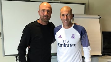 Zidane posa con Dugarry después de la entrevista.