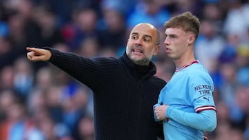 Pep Guardiola da indicaciones a Cole Palmer durante su etapa en el Manchester City.