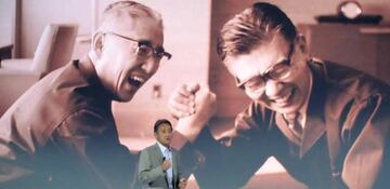 Tras Shuhei Yoshida, los dos fundadores de Sony, Akio Morita (izquierda) y Masaru Ibuka (derecha).