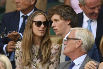 El actor británico Eddie Redmayne habla con su esposa Hannah en la Royal Box antes de que el sudafricano Kevin Anderson juegue contra el serbio Novak Djokovic en el partido la final del Campeonato de Wimbledon 2018.