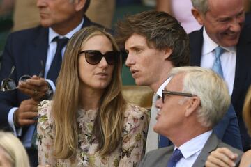 El actor brit¨¢nico Eddie Redmayne habla con su esposa Hannah en la Royal Box antes de que el sudafricano Kevin Anderson juegue contra el serbio Novak Djokovic en el partido la final del Campeonato de Wimbledon 2018.