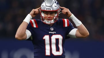 The Patriots aren’t doing well and with pressure continuing to mount, a former star player has now called for the quarterback to seek greener fields.
