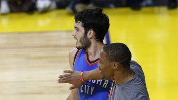GRA382. MADRID, 03/10/2016.- Los jugadores de los Oklahoma City Thunders, el español Álex Abrines (i) y el base Russell Westbrook, celebran un triple del equipo estadounidense, durante el partido incluido en la gira 2016 de los NBA Global Games, que disputan esta noche frente al Real Madrid en el BarclayCard Center, en Madrid. EFE/Kiko Huesca.
