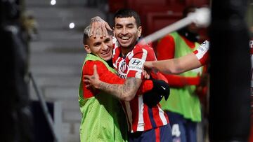 Torreira celebra con Correa un gol del Atl&eacute;tico.