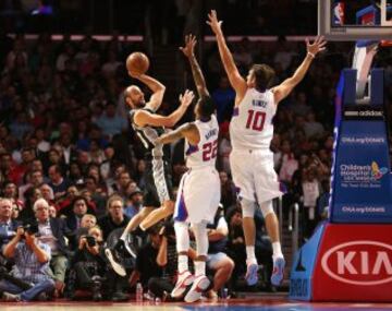 Ginóbili, en acción en un partido que dio la tercera victoria a los Spurs.