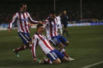 2-0. Giménez celebró el segundo tanto con sus compañeros.