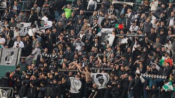 Los ultras del Vitoria, en el Villamarín.