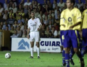 Zidane se apresta a lanzar la falta directa que significará el segundo tanto de los madridistas en El Insular...
