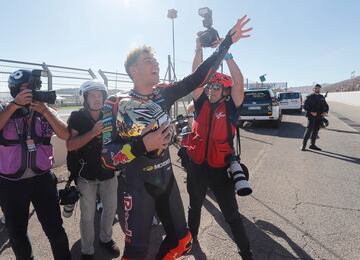 El español Augusto Fernández se ha convertido en el campeón del mundo de Moto2 en el Circuito Ricardo Tormo en el Gran premio de la Comunidad Valenciana.