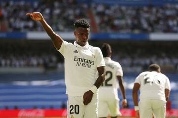 Real Madrid 1-0 Real Betis | Ni 10 minutos ha tardado el Santiago Bernabéu en ver su primer gol. Fue obra, como no, de Vinícius Júnior. El brasileño aprovechó un balón largo de Alaba, salvando la salida de Rui Silva con una perfecta vaselina.
