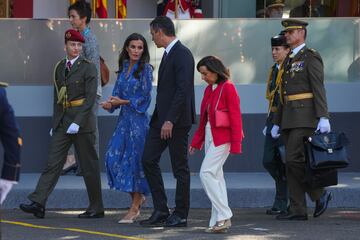 De izquierda a derecha: la princesa Leonor de España, la reina Letizia, el presidente del Gobierno en funciones, Pedro Sánchez, y la ministra de Defensa en funciones, Margarita Robles, llegan al desfile militar en el Día de la Fiesta Nacional en Madrid.