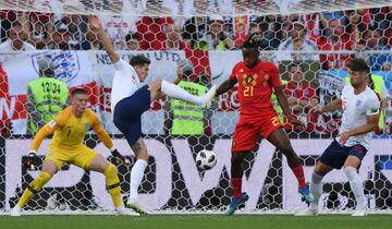 John Stones y Michy Batshuayi.