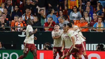 Los jugadores del Villarreal celebran el primer gol.