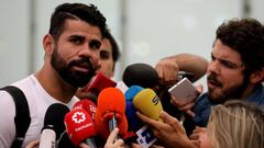 Spain&#039;s soccer player Diego Costa speaks to media upon arriving at Adolfo Suarez Madrid Barajas airport in Madrid, Spain, September 22, 2017. REUTERS/Sergio Perez