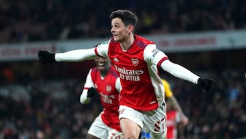 Charlie Patiño celebra su primer gol con el primer equipo del Arsenal.