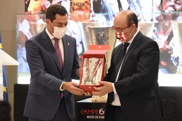 Juan Manuel Moreno, Presidente de la Junta de Andalucía junto a Pepe Castro en el Foro de la Fundación del Estadio Ramón Sánchez-Pizjuán. 
