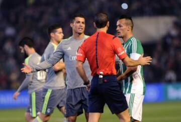 Protesta de Cristiano Ronaldo a Martínez Munuera.