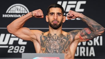 Ilia Topuria posa en la báscula antes de su pelea con Max Holloway.