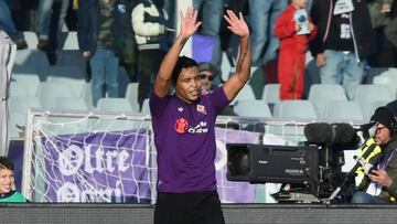 El delantero colombiano Luis Fernando Muriel celebrando uno de sus goles con la Fiorentina en el empate 3-3 ante Sampdoria por la fecha 20 de la Serie A de Italia.