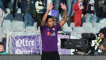 El delantero colombiano Luis Fernando Muriel celebrando uno de sus goles con la Fiorentina en el empate 3-3 ante Sampdoria por la fecha 20 de la Serie A de Italia.