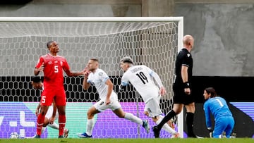 Weissman manda callar tras su gol ante Suiza.