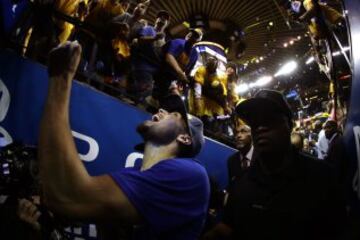 Stephen Curry celebra la victoria en el séptimo partido ante Oklahoma City Thunder.